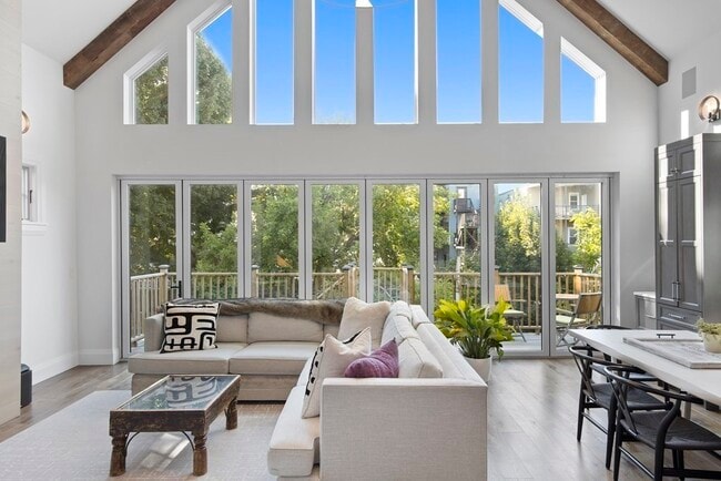 Photo - 719 E 2nd St Unit PH3