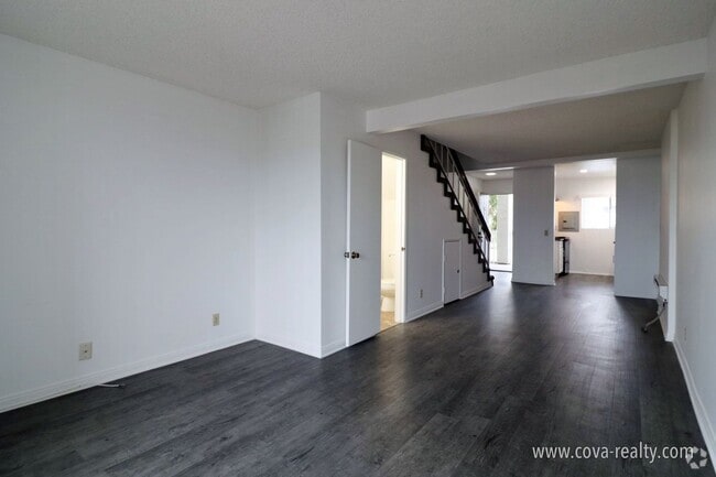 Building Photo - 271 S Ventura Rd Unit 1 Rental