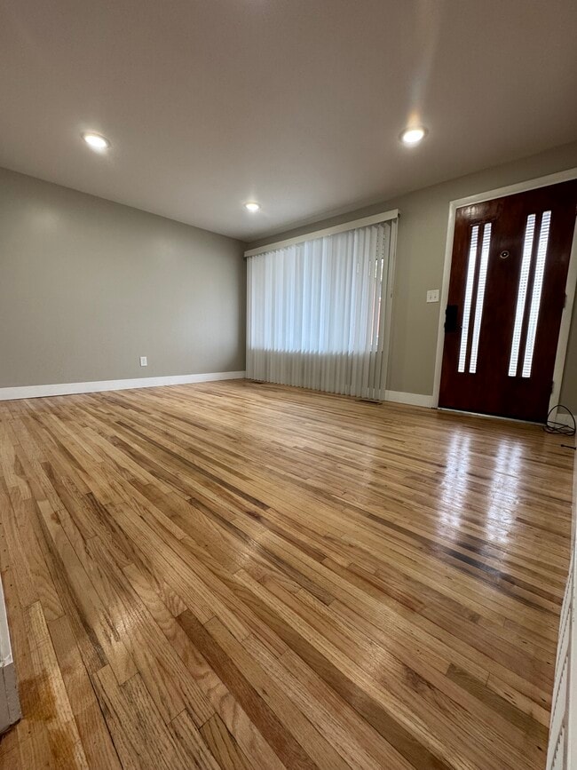 Building Photo - 664 E Ramona Ave Unit C