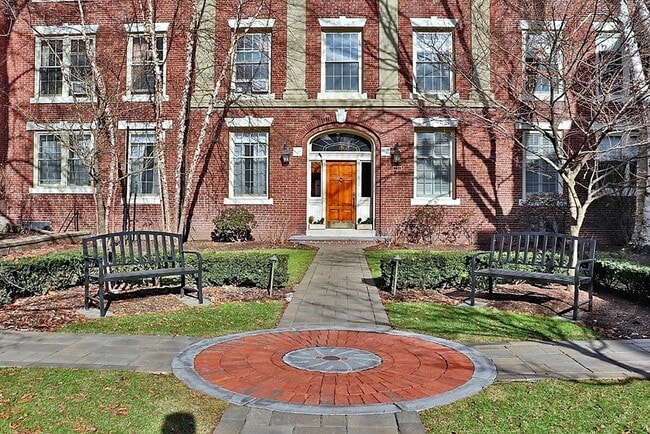 Building Photo - 141 Beaconsfield Rd Unit 3