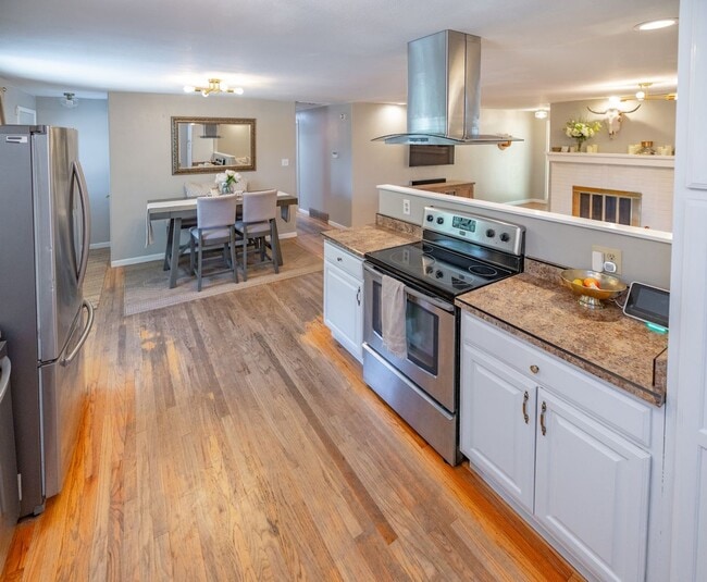 Photo - Amazing 3 bed/3 bath rental.  New Flooring!!  Solar Panels!!