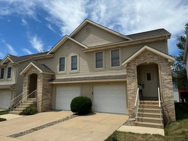 Three Bedroom and 2.5 Bathroom Townhome wi... - Three Bedroom and 2.5 Bathroom Townhome wi...