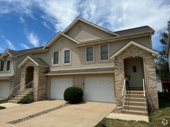 Building Photo - Three Bedroom and 2.5 Bathroom Townhome wi...