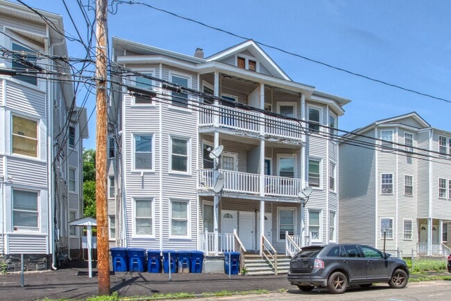 Building Photo - OVERSIZED 3 bedroom 1 bathroom Apartment Unit 562C (3rd FL Right)
