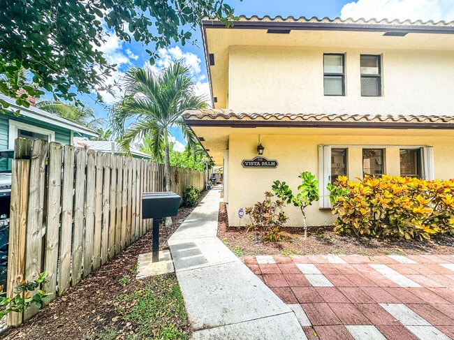 Building Photo - 115 N Palmway