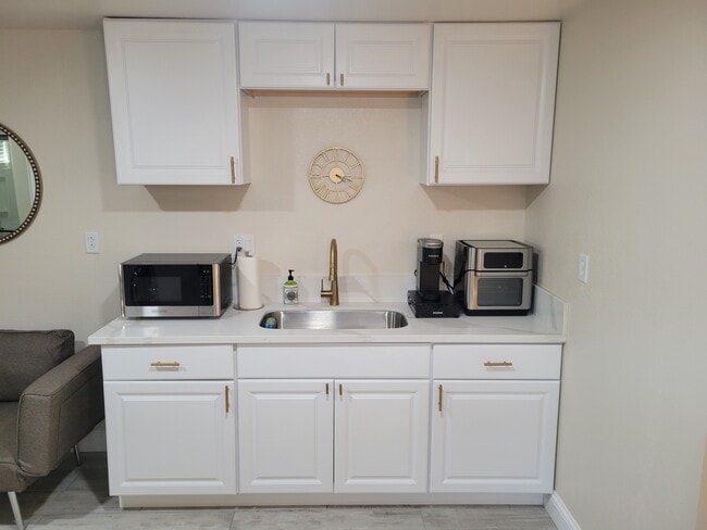 Building Photo - 325 Wilson Ave Unit 325 wilson