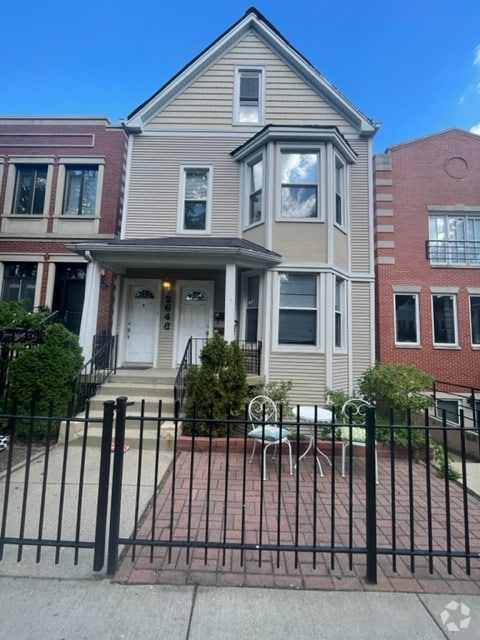 Building Photo - 2643 N Marshfield Ave Rental