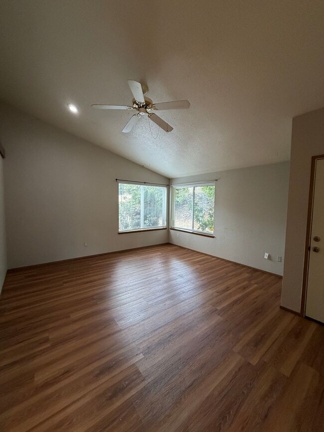 Photo - 1474 Diamond Rd SE