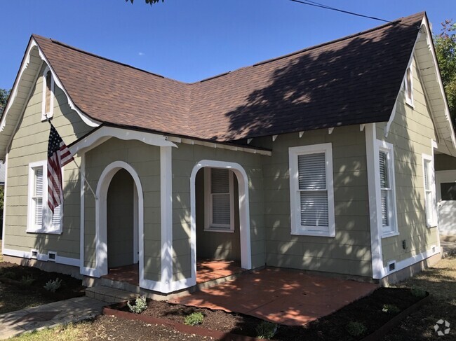 Building Photo - 1075 W Coll St Rental