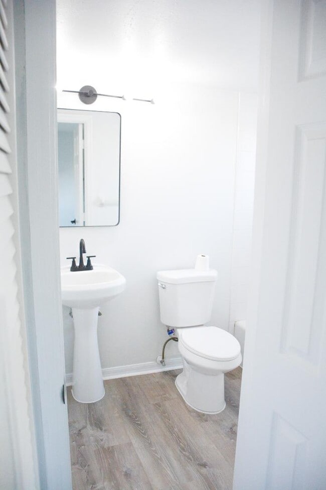 Photo - 211 Circle Dr