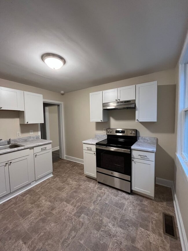 Photo - Cozy Cottage in West Nashville, Walk to Charlotte Park, Easy Interstate Access, Fenced Yard, Pet ...