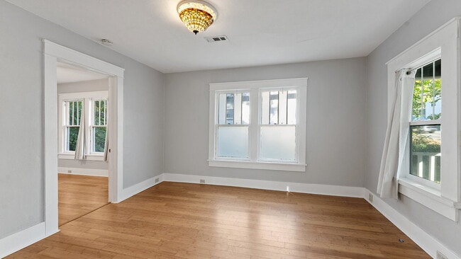Photo - Super Cute One bedroom - Arts and Crafts s...