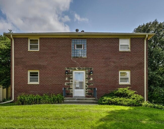 Building Photo - 1901 5 Plex Unit 5