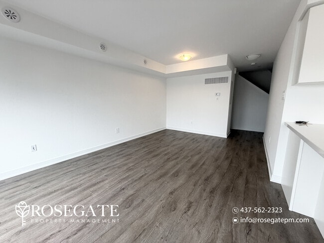 Photo - Modern 3-Floor Freehold Townhome with Private Balcony – Brampton