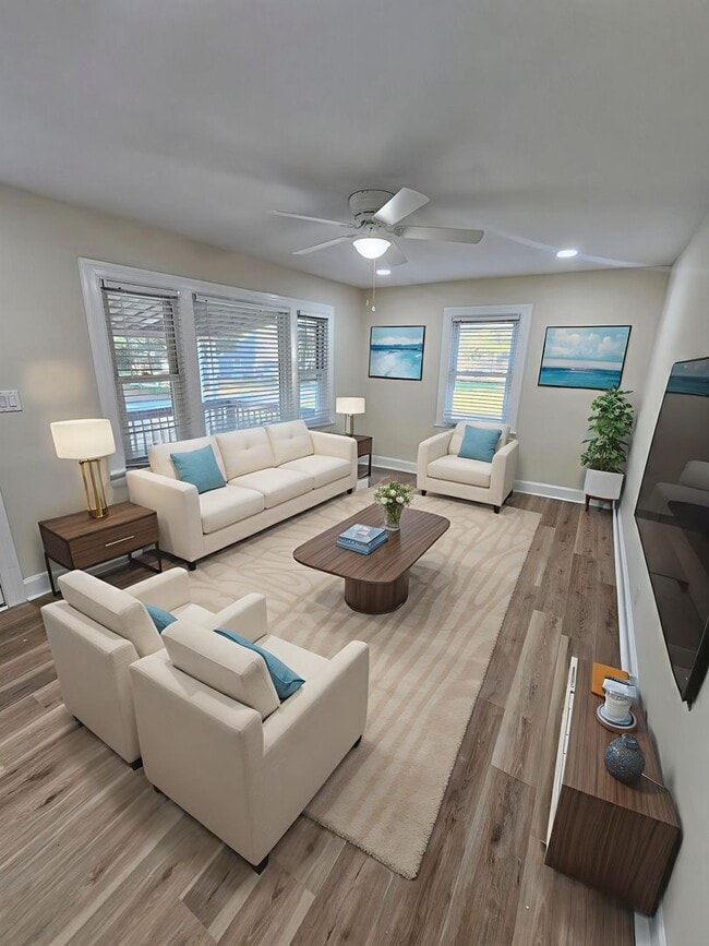 Photo - 610 Lynwood Ave NE