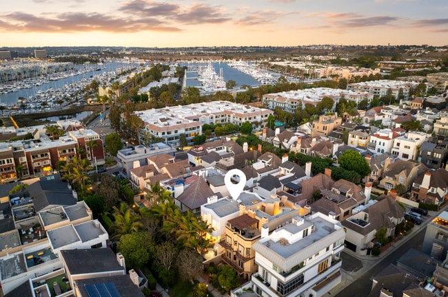 5 minute walk to the Marina Boat Basins - 120 Mast Mall