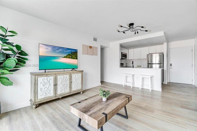 Building Photo - 620 SW 10th St Unit 202