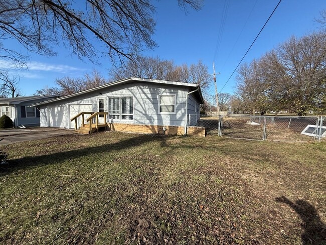 Building Photo - 622 E Carpenter St