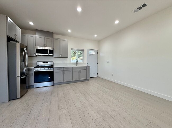 Photo - 10723 Rhodesia Ave