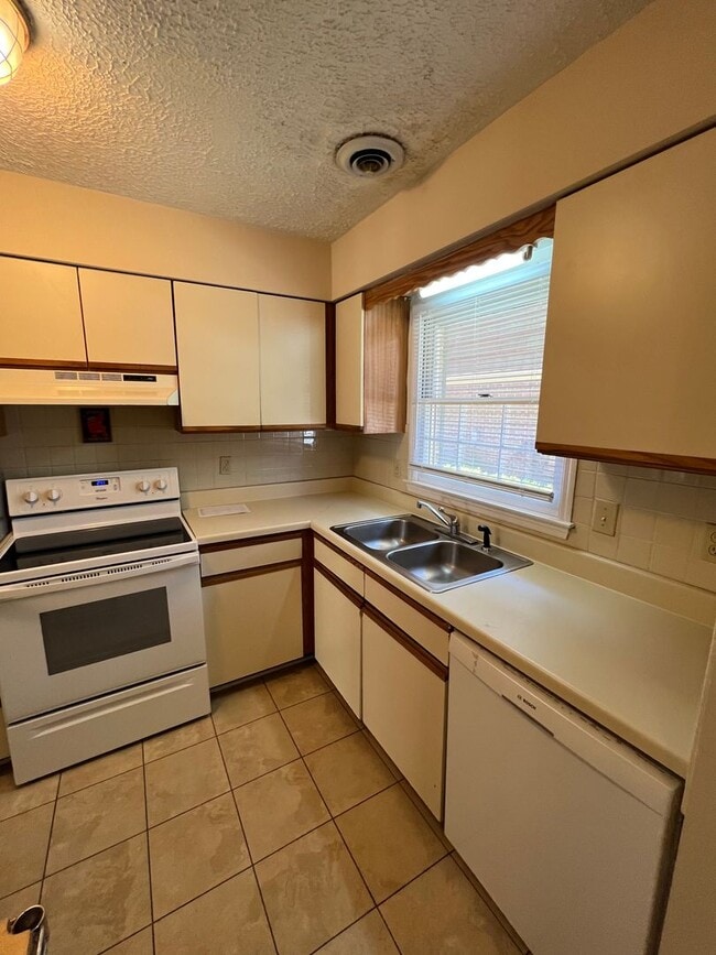 Photo - 2 Bedroom/1.5 bathroom townhouse for rent $1,300 month Unidad DD-3