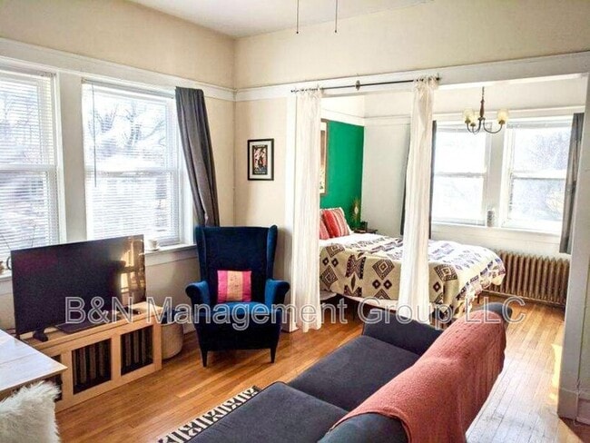 Building Photo - 1061 W Dakin St Unit #2