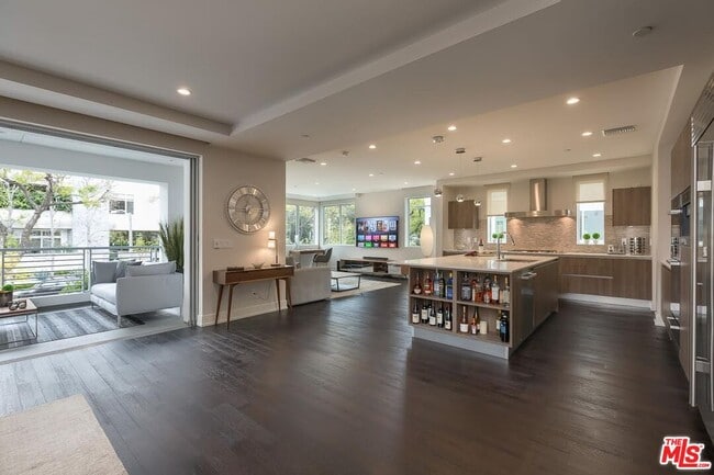 Building Photo - 450 N Palm Dr Unit 206