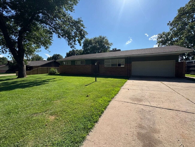 945 N Crestline Ave