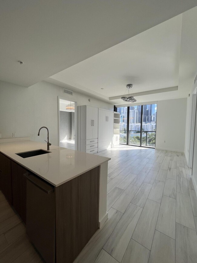 Building Photo - 201 SW 17th Rd Unit 810 Rental