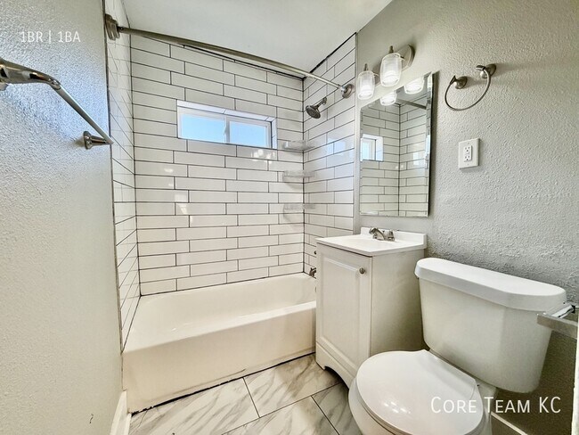 Photo - 217 E 46th St Unidad 221-1W