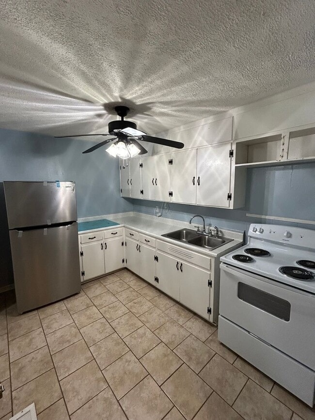 Photo - 1115 Sangster Rd