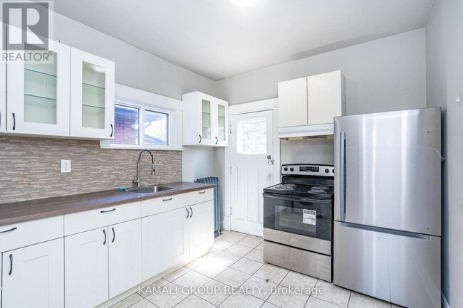 Photo - 25 Spadina Ave