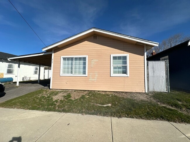 Building Photo - 317 Martin St