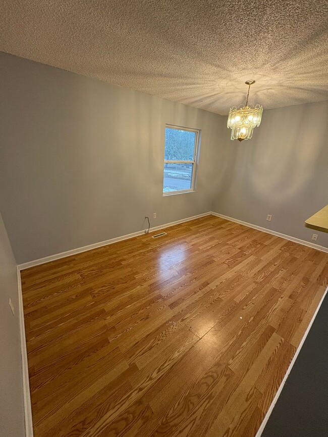 Building Photo - 2 bedroom 2 bathroom split level duplex