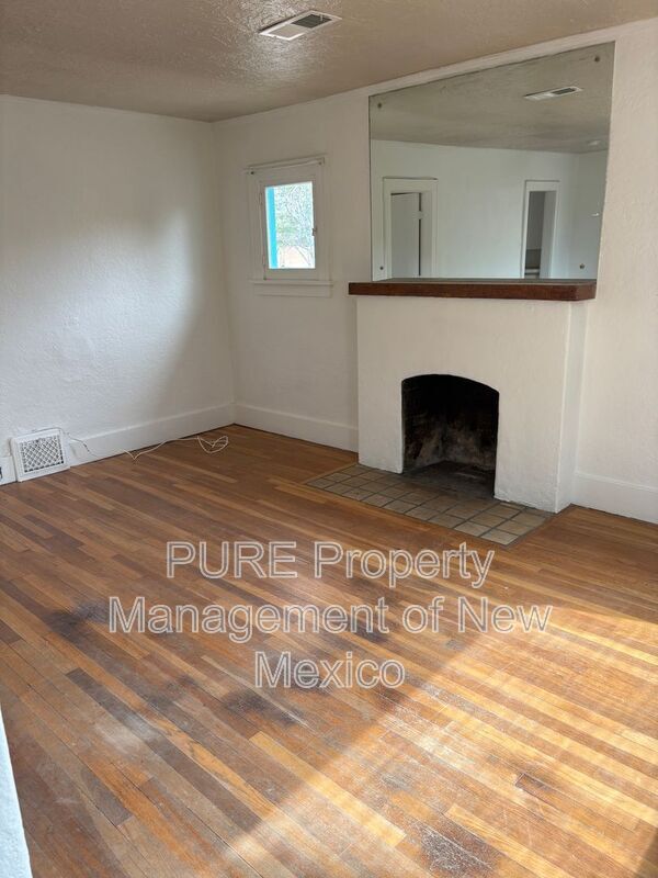 Photo - 404 Harvard Dr SE