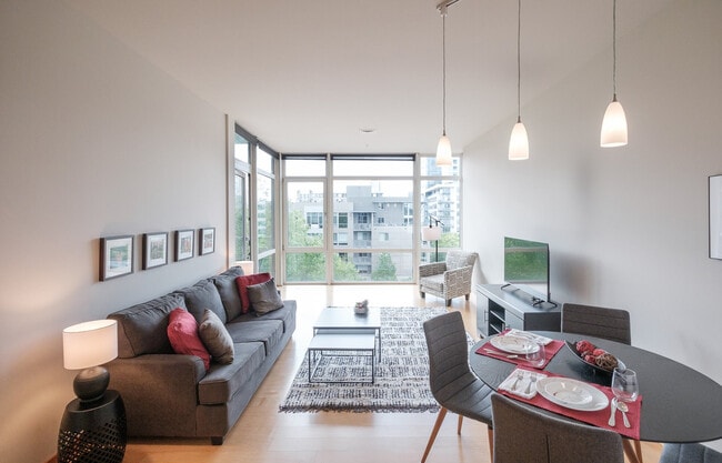 Building Photo - 1255 NW 9th Ave Unit 508