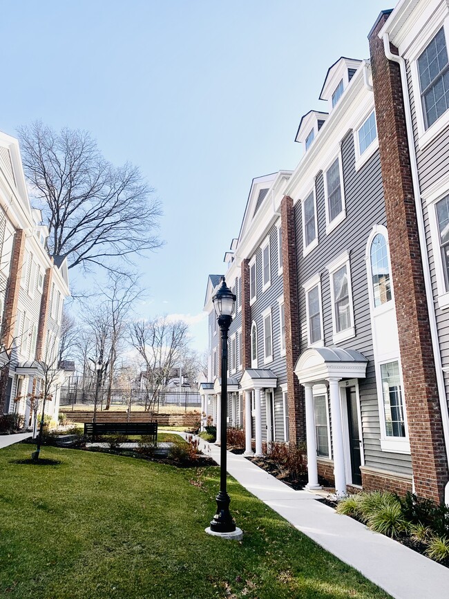 Photo - 33 Parkside Ln