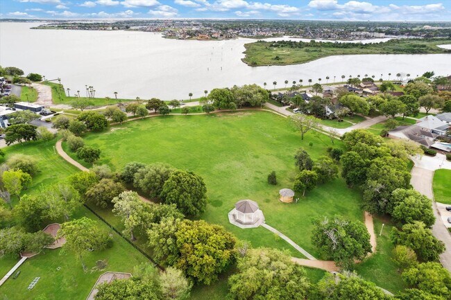 Photo - 1880 Saxony Ln