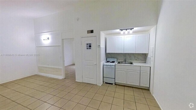 Building Photo - 840 SW 7th St Unit 842 Rental