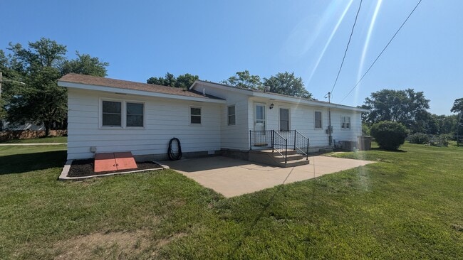 Photo - 2221 Millwood Dr House
