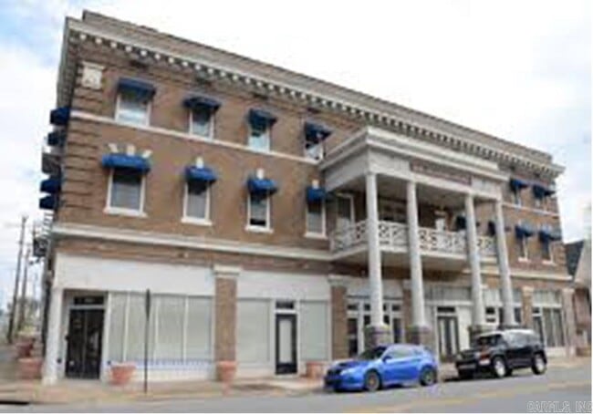 Building Photo - 101 S Victory St Unit 307