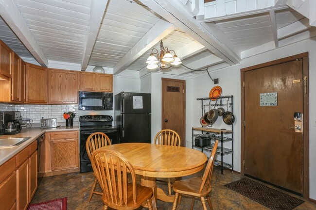 Building Photo - 2 Bedroom in Wildernest!  Summer lease!