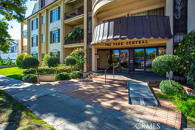 Building Photo - 215 N Kenwood St Unit 201