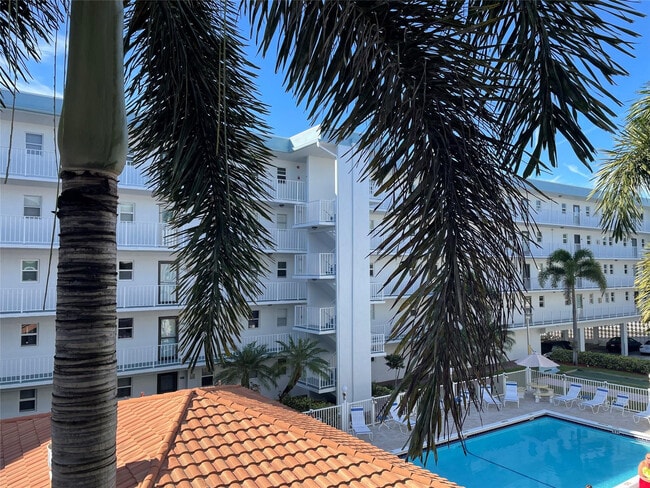 Building Photo - 4629 Poinciana St Unit 211