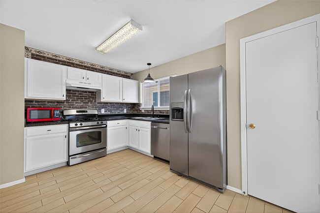 Building Photo - 6343 Settlers Square Ln