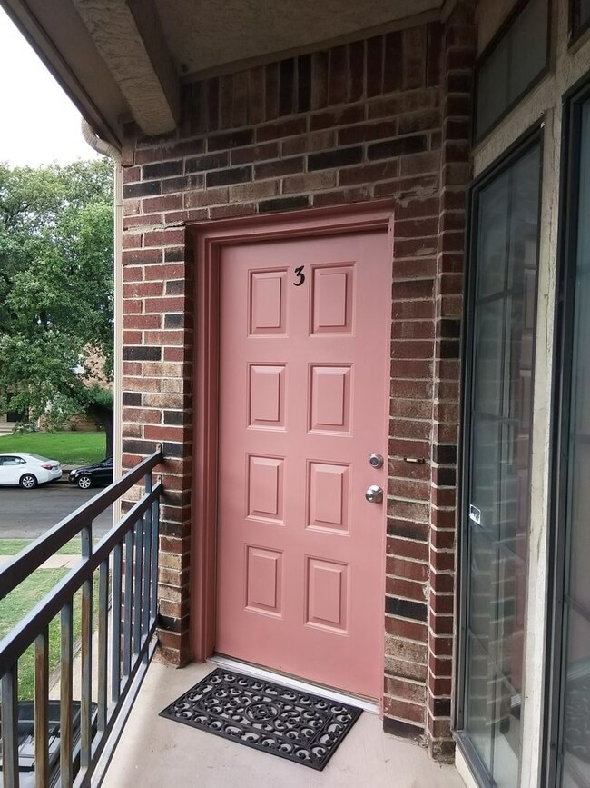 Building Photo - Must see! 1 Bed 1 Bath Condo in Lakewood Village!