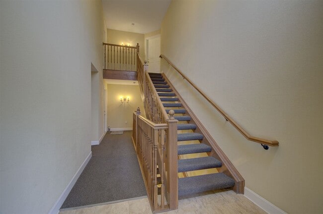 Entry Hallway - 1468 Taramore Dr Unit Apt 101