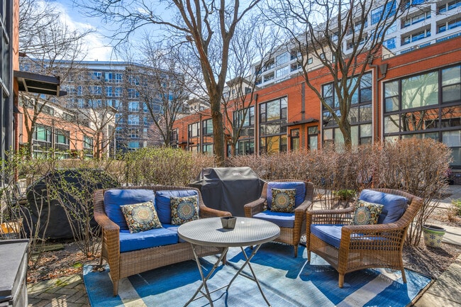 Photo - 925 N Howe St Townhome