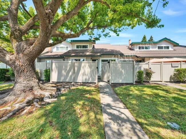 2 Bedroom 1.5 Bath 2 Car Garage Includes W... - 2 Bedroom 1.5 Bath 2 Car Garage Includes W... Townhome