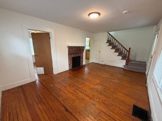 Photo - 625 Progress St NE