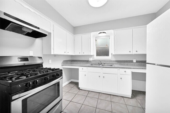 Building Photo - 5532 Eskridge St Unit 2